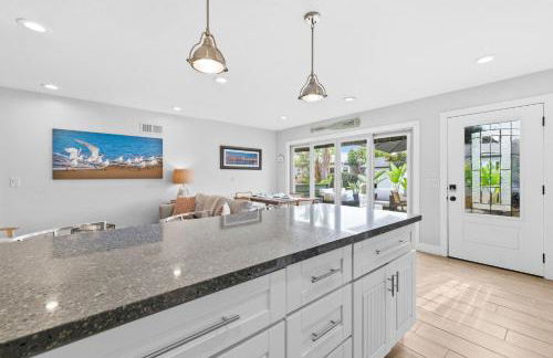 Stunning Beach Home - large patio, parking, ac & dog friendly! - Foto 72
