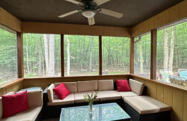 Pocono Hideout Family Home with Hot Tub Deck Sunroom Pool Big Bass Lake Larsen Lake Gouldsboro Clifton Township - Foto 32