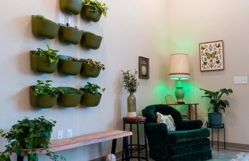 Peridot Suite - NEW 2bdrm 2bath Loft near Mass! - Photo 20