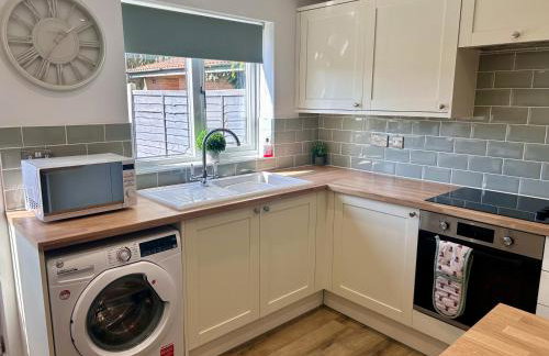 Brand New 2 Bed House - Sleeps 4 - Free Parking - Near HS2 & Drayton Manor - Foto 7