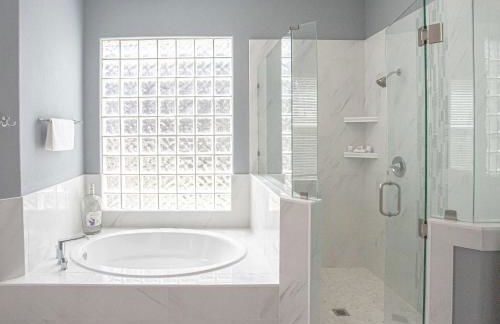 Lakefront 6BR Retreat w Dock & Game Room - Foto 36