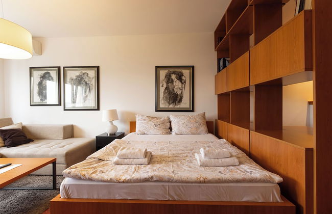 Central Park Apartments - Photo 11