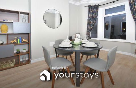 Elm House by YourStays - Lovely home in Cheshire, quiet residential street - Photo 1