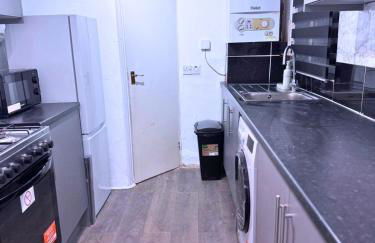 House for 8 in Gillingham close to train station with free parking - Foto 13