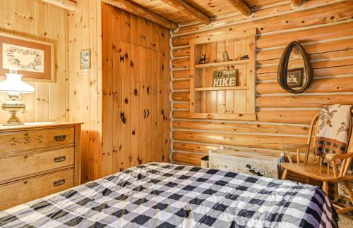 On-Site Pond and Trails Lake Luzerne Cabin - Foto 24