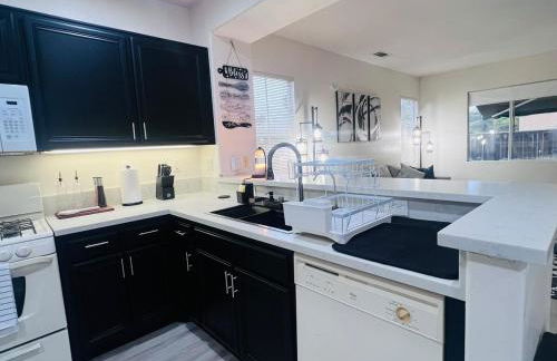 Stylish & Fully Renovated Home! - Foto 22