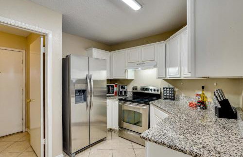 Family Getaway with Fenced Yard in Haltom City! - Foto 12