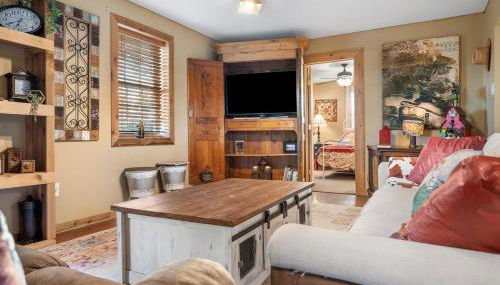 Barndominium with Farm and Firepit near Lake Georgetown - Foto 3