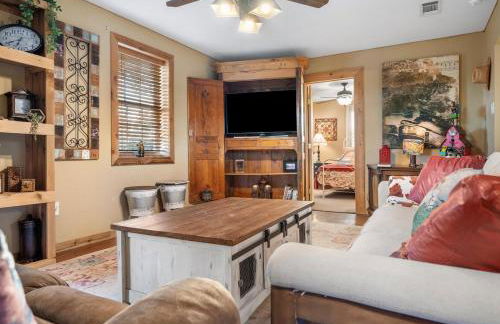 Barndominium with Farm and Firepit near Lake Georgetown - Foto 3