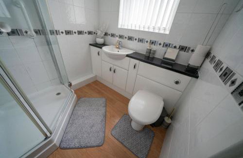 Spacious 3BR House By Kammili Properties in Westhoughton - Free Parking - Photo 8