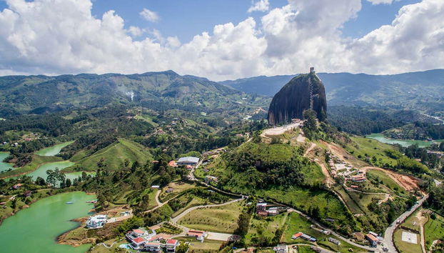 Vistas da represa de Guatapé e da Pedra de El Peñol