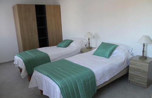 Modern 4 bedroom villa, air-conditioning, swimming pool, private gardens - Photo 11