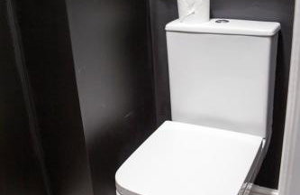 6 BR 3 Bath Spacious Tudor House & Free Parking - Foto 28