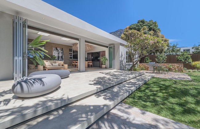 Relax in Style at This Stunning Villa in Camps Bay, Cape Town - Photo 31