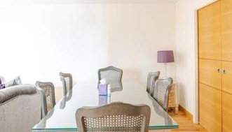 Chelsea Riverfront 2BR & Balcony - Foto 3
