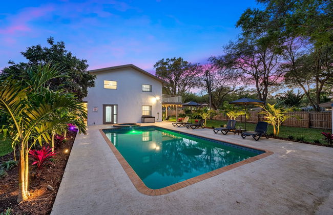 Luxe Largo Retreat: Pool, Games, Basketball & More - Foto 13