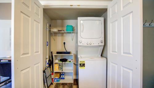 Free parking with In unit washer and dryer AC - Pets Ok - Foto 5