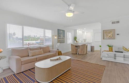 Waterfront Oasis 2BR 2BA with Pool, Gym, Balcony & Parking - Foto 2