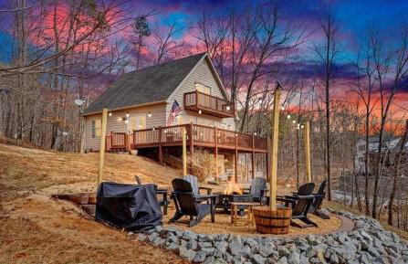 Lakefront 3BR with Dock, Fire Pit, Lawn Games, and Game Room - Foto 1