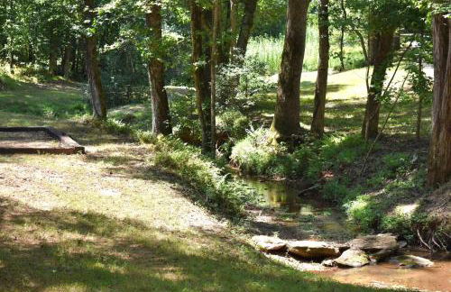 Couples Getaway Cabin with a Loft - Firepit - Creek - Foto 30