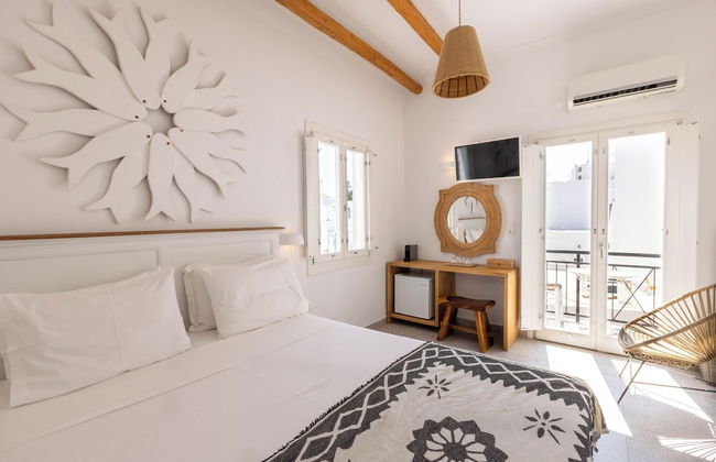 Parosquare Central Suites - Photo 21