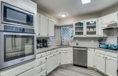 Family-Friendly Fun, Pool, Game Room, DFW Airport - Photo 9