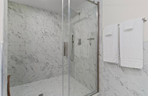 Brand New 4BR Near Downtown and Lucas Oil Stadium - Photo 5