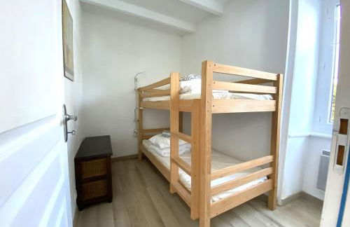 Maison ancienne charmante avec jardin, proche du port de Groix - FR-1-813-8 - Photo 7