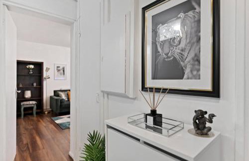 Chic 2-Bed Flat with Workspace, Balcony, Parking - Foto 20