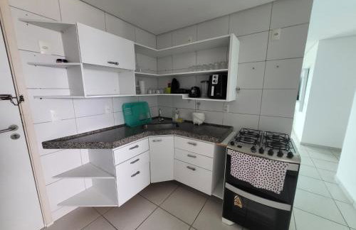 Confortável apartamento com 2 quartos, sendo um suíte, varanda, ampla sala, cozinha área de serviço e banheiro social - Foto 2