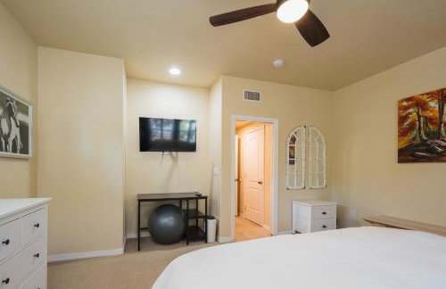 Lavender & Vine - Downtown Retreat with Hot Tub and Fire Pit! - Foto 9