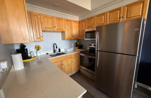 King-Bed Loft - Free Garage Parking - Full Kitchen - Foto 7