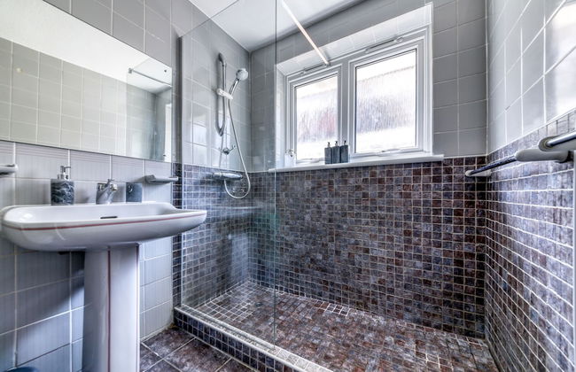 Contemporary 4 Bedroom Detached House With Parking and City Links - Foto 13