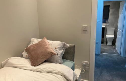 3 Bedroom home, with 4 beds, parking, walk to station & town centre families and business visitors welcome - Foto 27