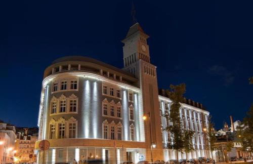 Gary01 Exclusive Top Floor 2BD by the Timeout Market - Photo 40