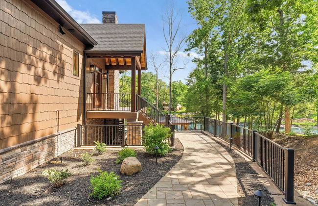 Black Bear Lodge by Avantstay Lakefront, Dock, Pool, Theater Sleeps 20+ - Foto 18