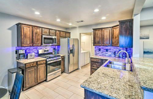 Contemporary Vegas Townhome with Community Pool - Foto 9