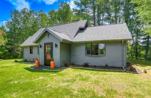 Pembine Cabin with Expansive Yard, Fire Pit and Grill! - Foto 25