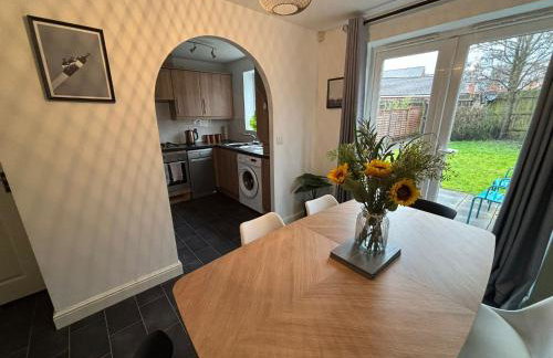 Central location -3 Beds, 2 baths , off-street parking, fast Wifi, sleeps 7 - Foto 11