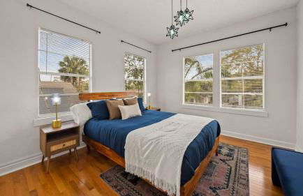 Modern Moroccan Villa w/ Firepit, BBQ + Game Room! - Foto 8