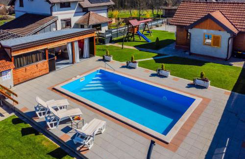 Timber Cottage With Pool - Happy Rentals - Foto 9