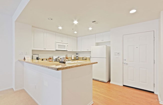 Global Luxury Suites at The Village - Photo 23