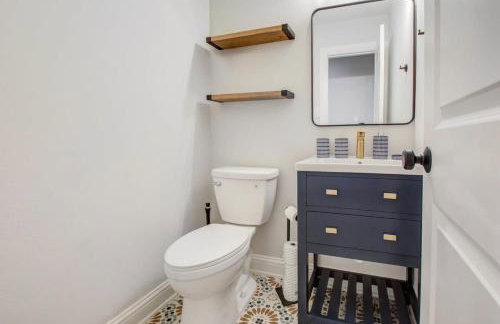 Luxury Mansion Dream Home - 6 Bed Pool Grill - Photo 27