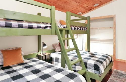 Lakefront Lodge with King Beds and Game Lounge - Foto 20