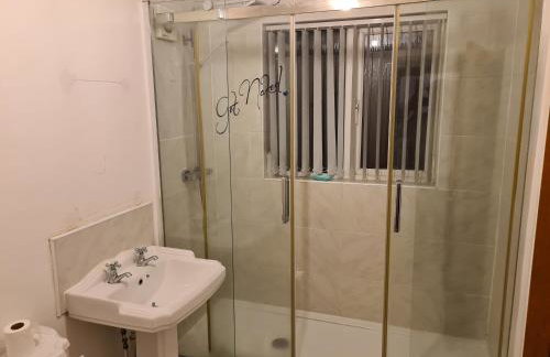 L & J ESCAPES- 4 BEDROOMs SUITABLE FOR CONTRACTORS AND FAMILIES- LARGE PRIVATE PARKING-10 MINUTES TO M6 JUNCTION 9 - Foto 8