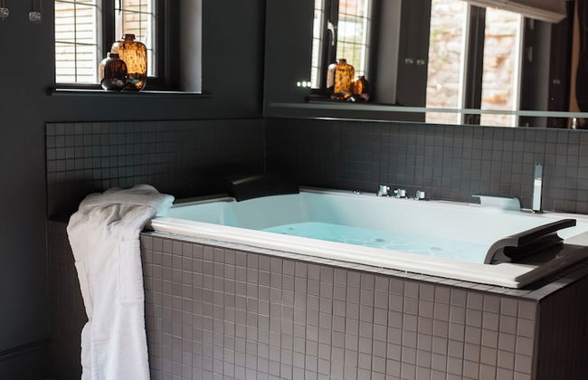 Secret Suites Lancaster - Photo 25