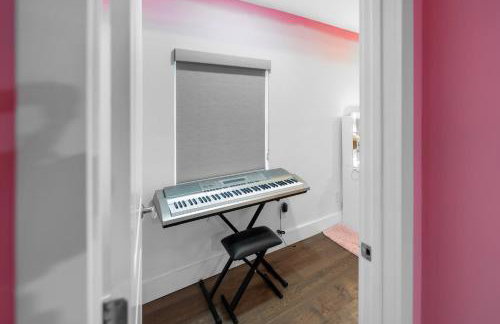 Pink Pony Villa - Waterfront Escape with Pool & Themed Rooms - Foto 9