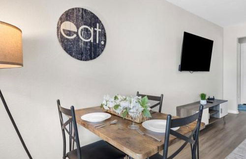 2BR Spacious Getaway Near Dwntown, Pool, UT Austin - Foto 9