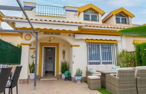 Beautiful 3 Bed Townhouse with landscaped communal pool area - Foto 20