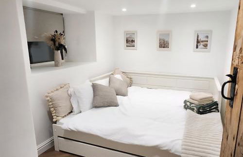 Cwm Uchaf Holiday Home, hot tub and horse view! - Photo 15